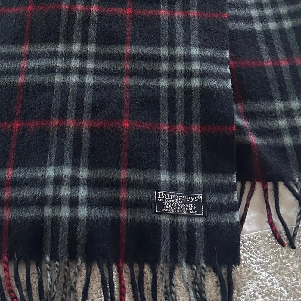 100% cashmere Burberry Scarf - Image 6