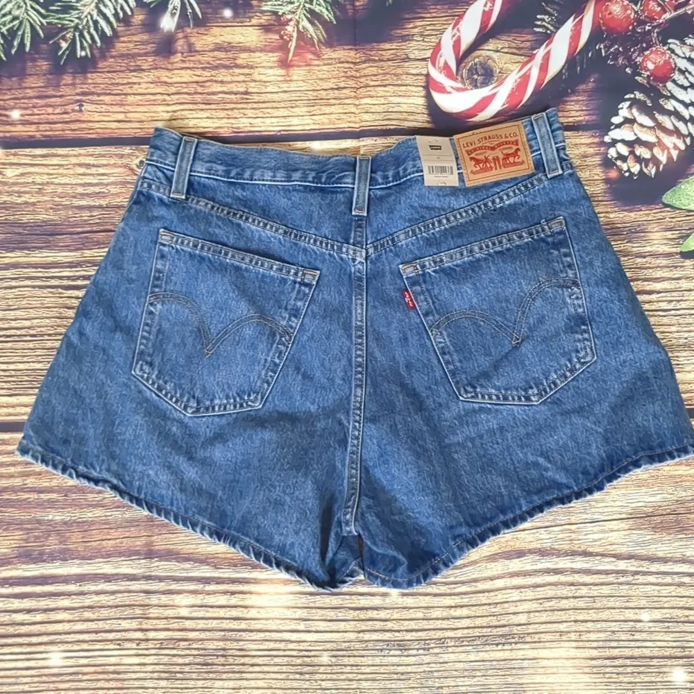 Levi's high waisted mom shorts size 32 - Image 4