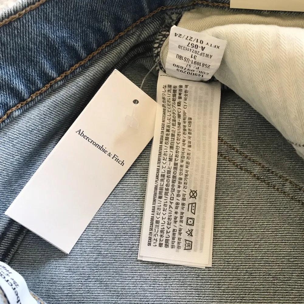 4” Denim Mom Short Distressed New with tags size 31 - Image 10