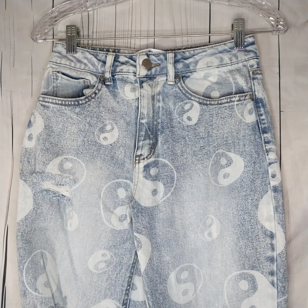 Tinseltown Distressed Yin Yang Light Blue Jeans Witj Raw Hem - Image 2