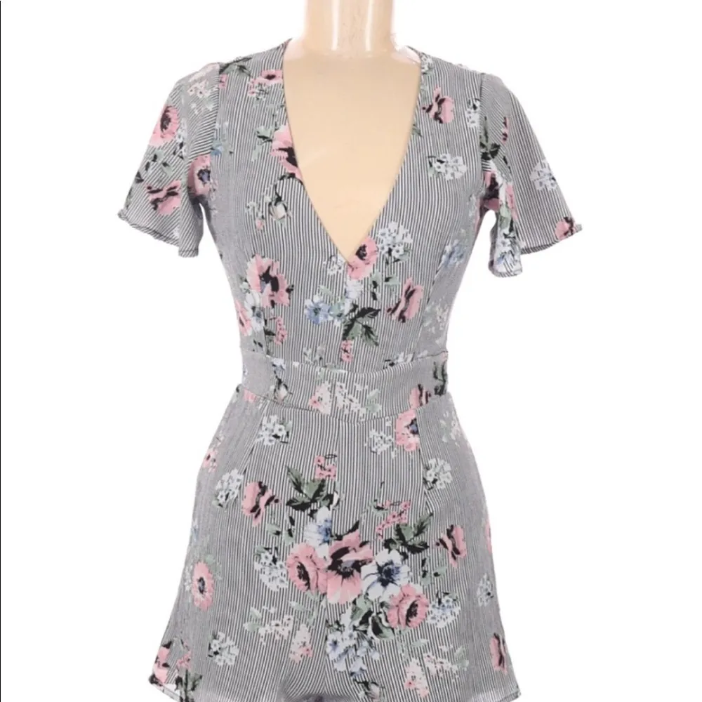 Crystal Doll juniors size 7 flirty striped romper - Image 2