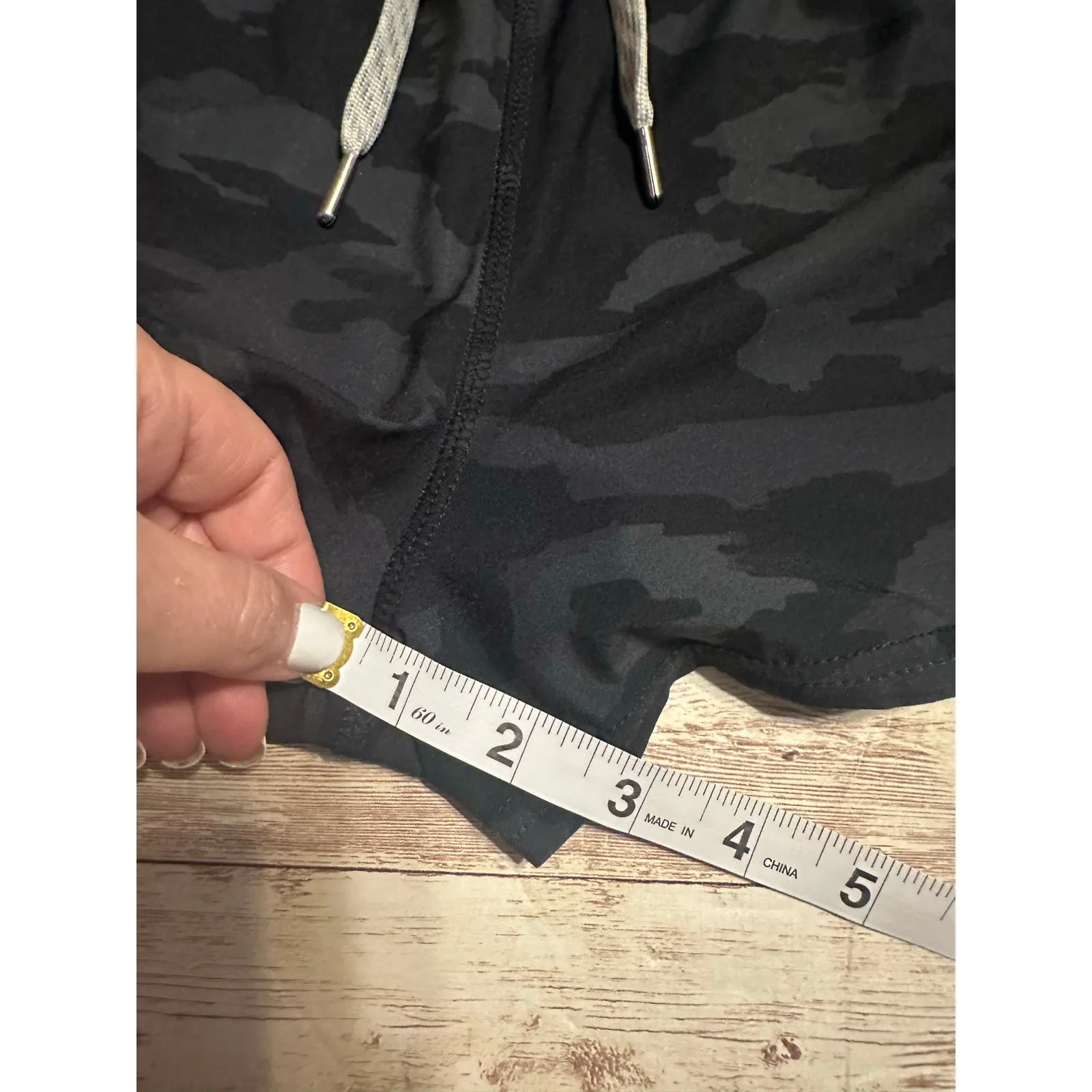 Vuori Clementine 2.5" Shorts Women's Size Large Black Gray Camo Running Active - Image 5