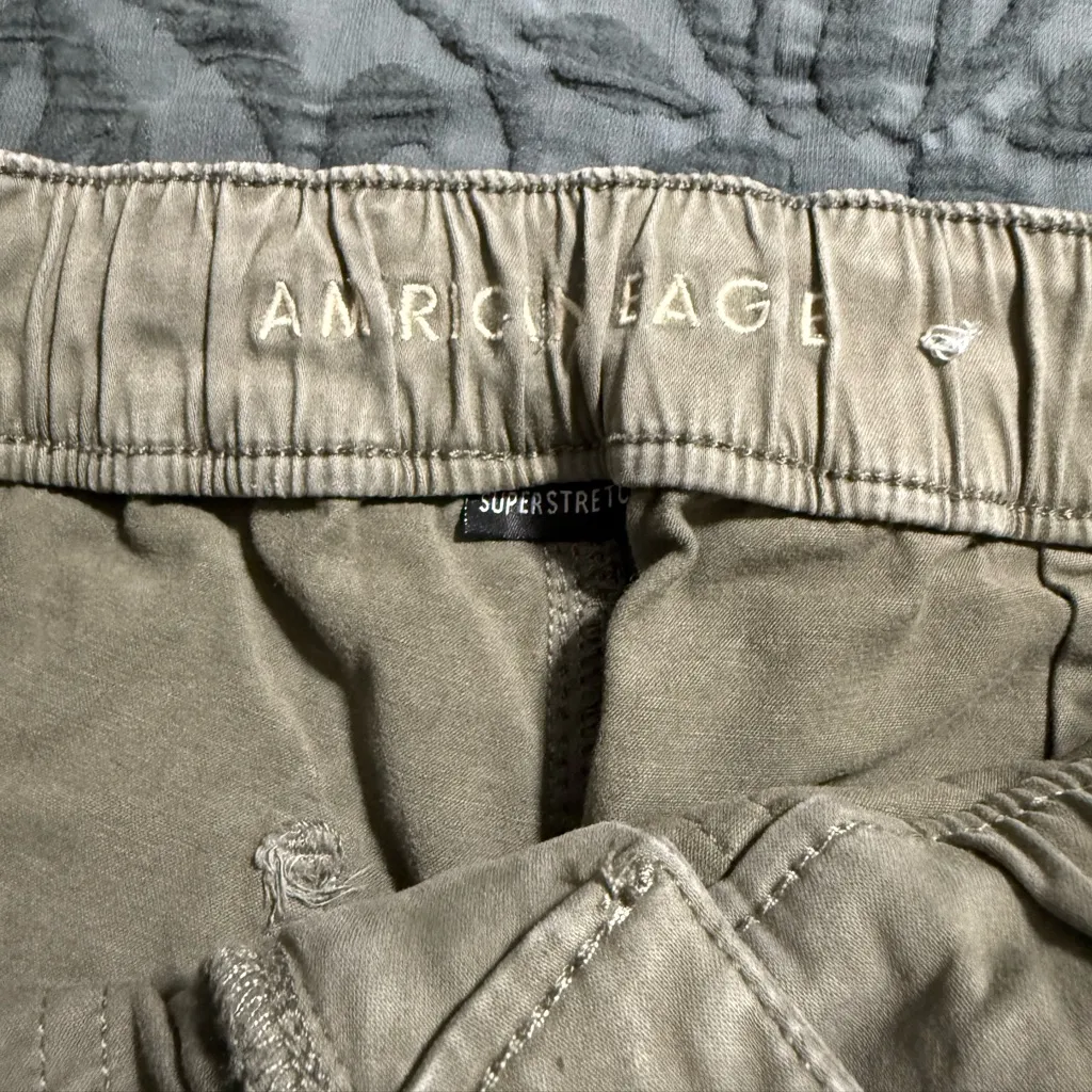 American Eagle women’s size 6 regular super stretch cargo joggers green elastic - Image 3