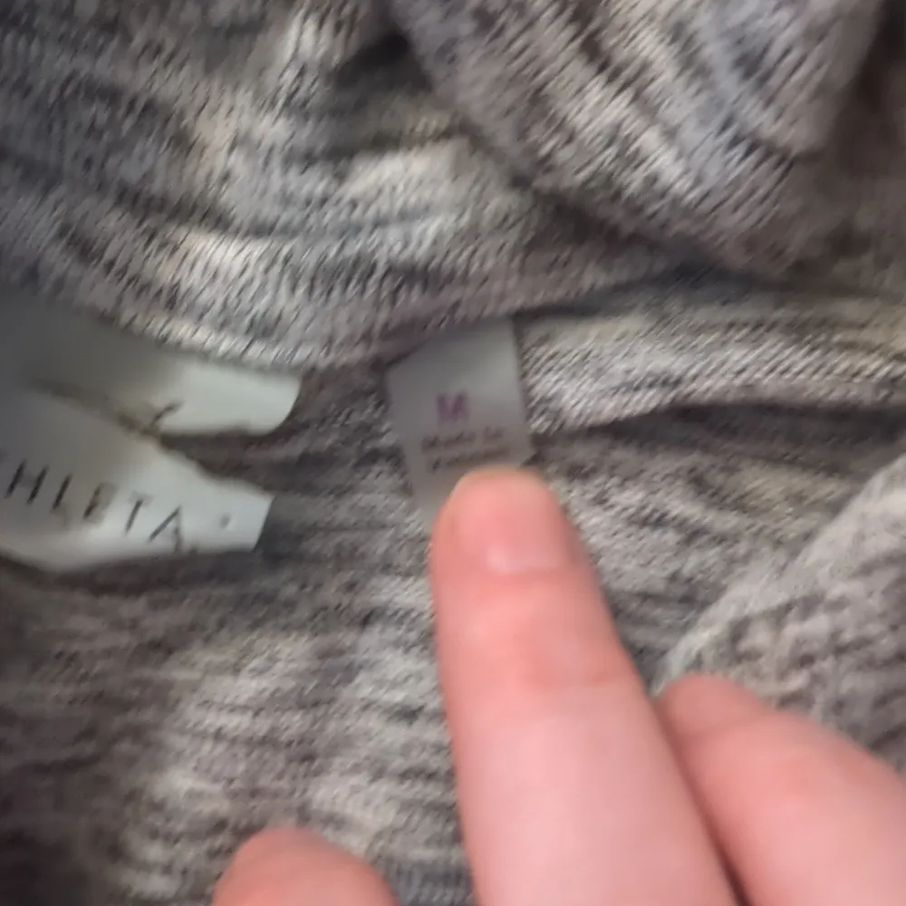 Athleta cowl neck long sleeve top size medium - Image 4