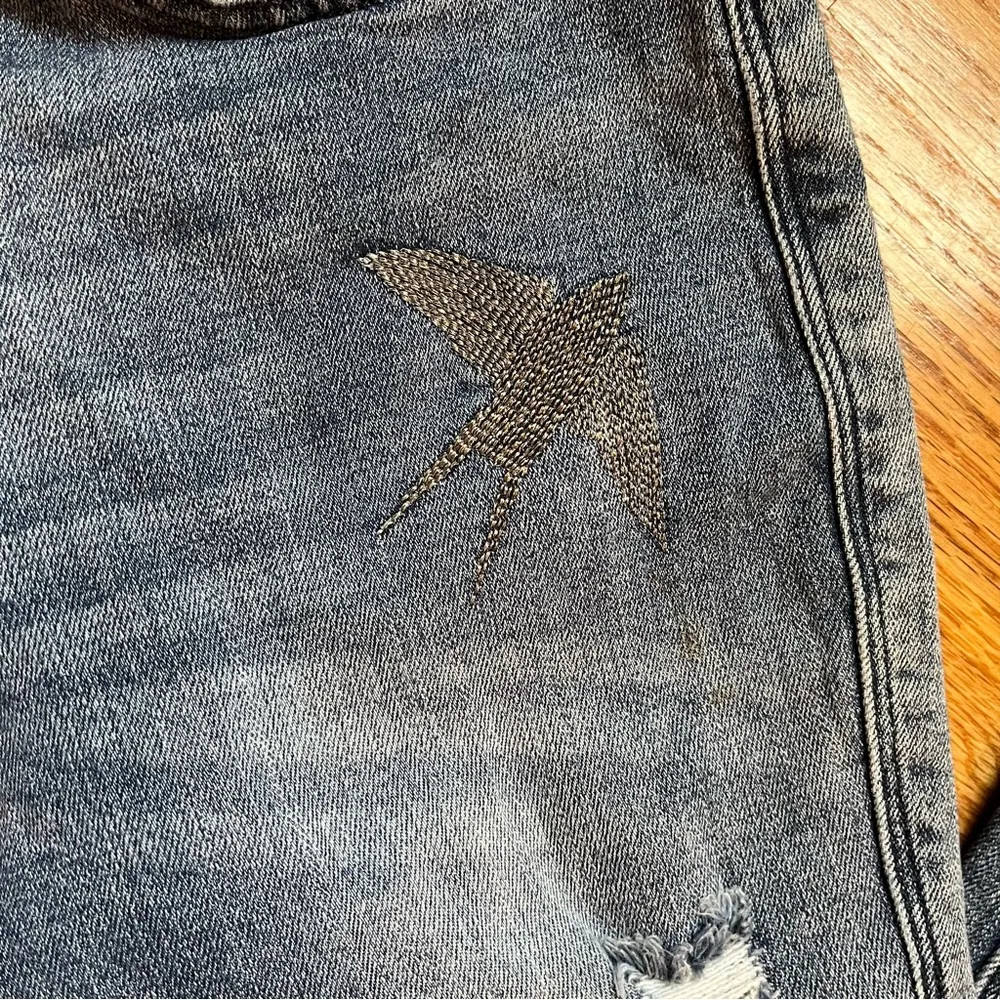 Rock & Republic Silver Chain Bird Distressed Skinny Blue Jeans Women's Size 4 - Image 2