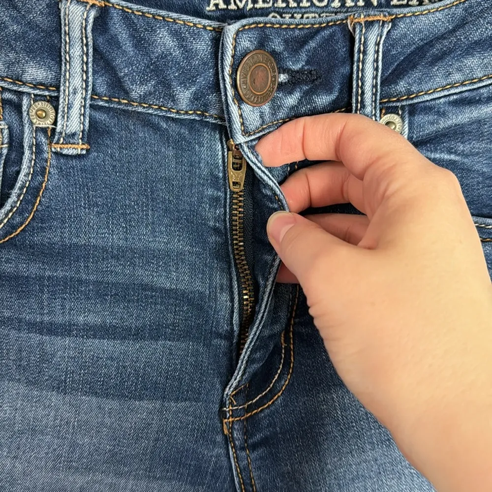 American Eagle super stretch distressed cuffed medium wash denim shorts size 4 - Image 4