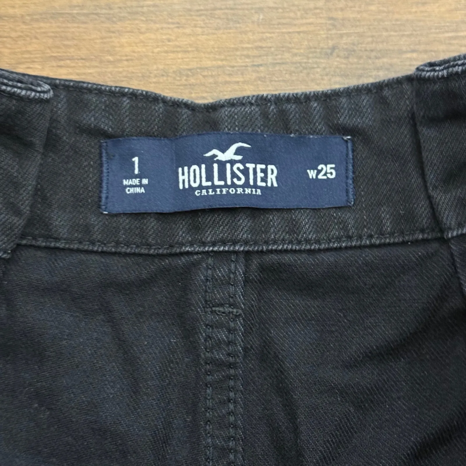 Hollister women's paper bag shorts, black, cuffed size 1/25 - Image 3
