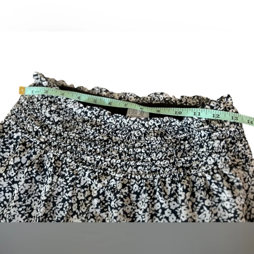 Sienna Sky M black ‎ and white flower patterned pull on skirt NWOT - Image 3
