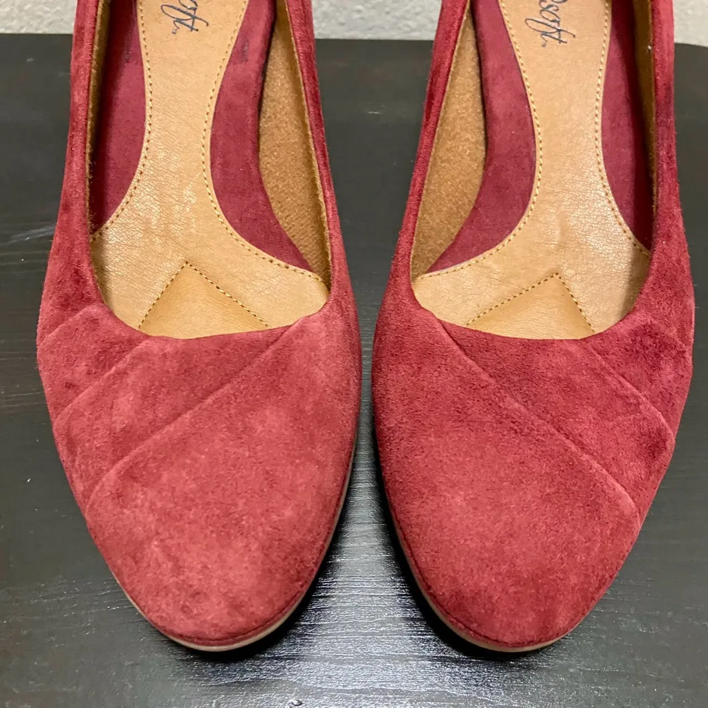 Elegant Burgundy Suede Heels EüroSoft by Sofft Size 8 M Purple - Image 2