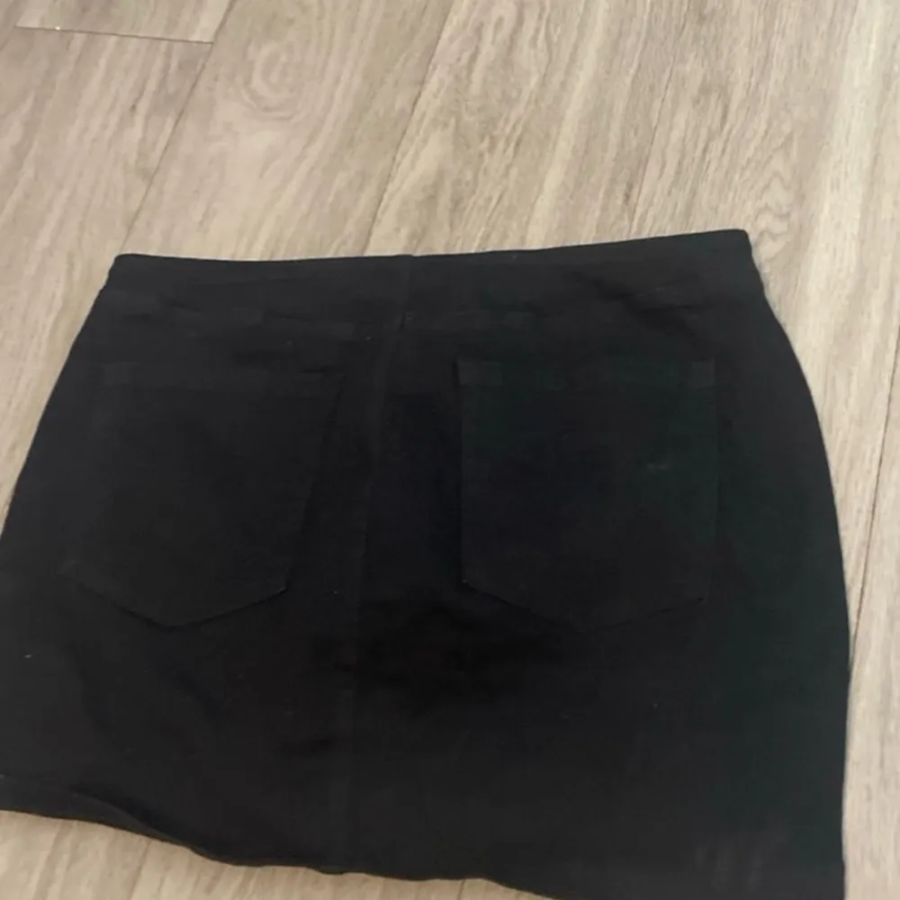 Forever 21 Black Mini Skirt - Image 3