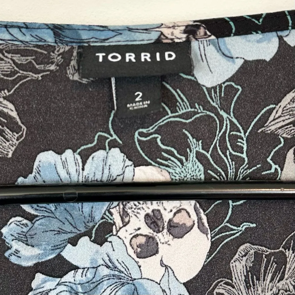 Torrid Georgette Pintuck Rose and Skull Blue and Black Blouse - Size 2 - Image 5