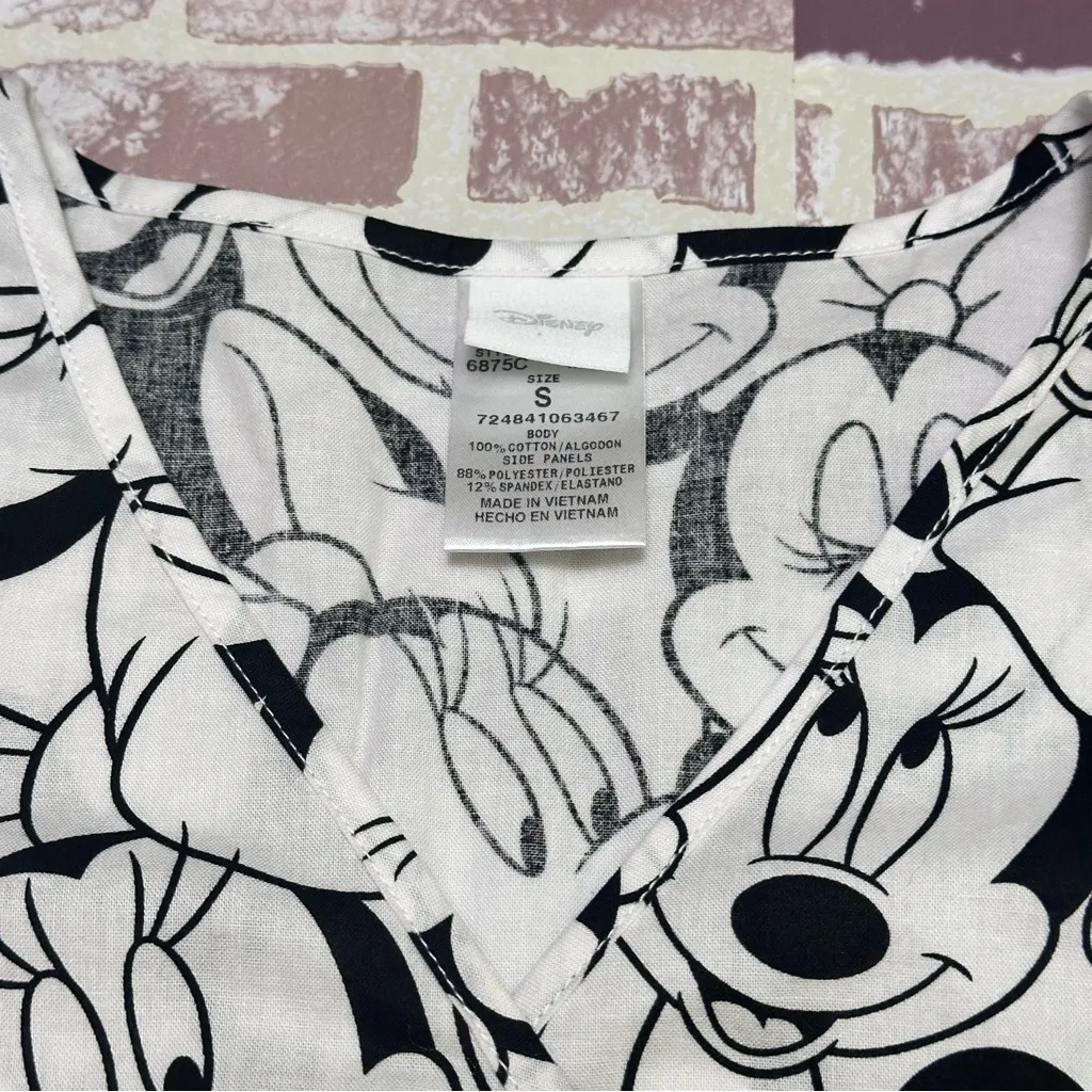 Disney  Minnie Mouse Black and White Graphic Fitted  Scrub T-Shirt size S - Image 5