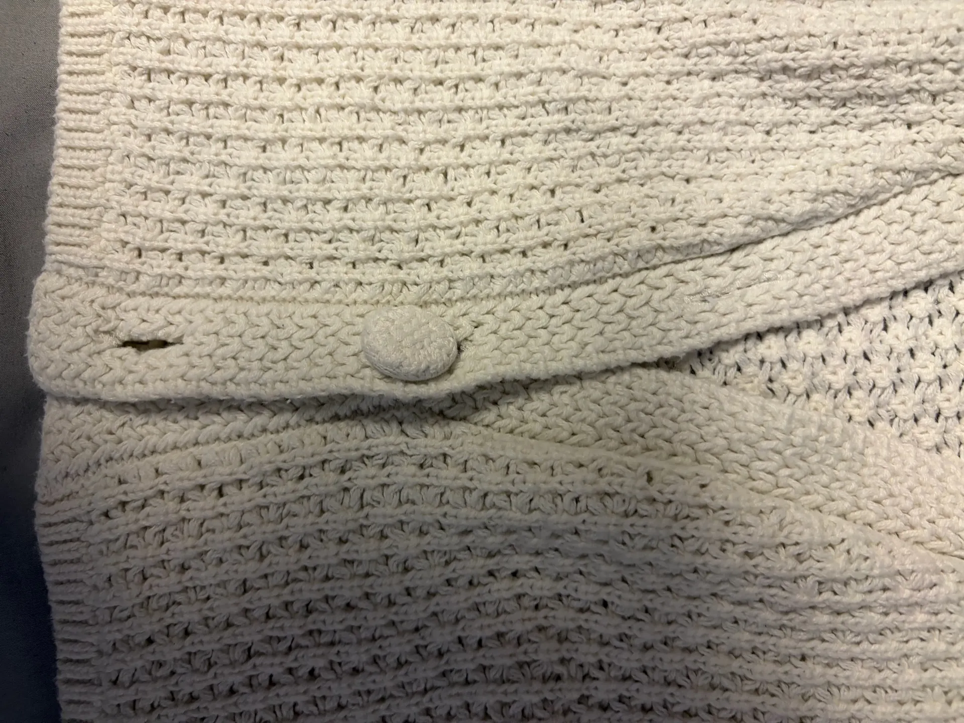 Small White Cropped Cardigan - Image 3