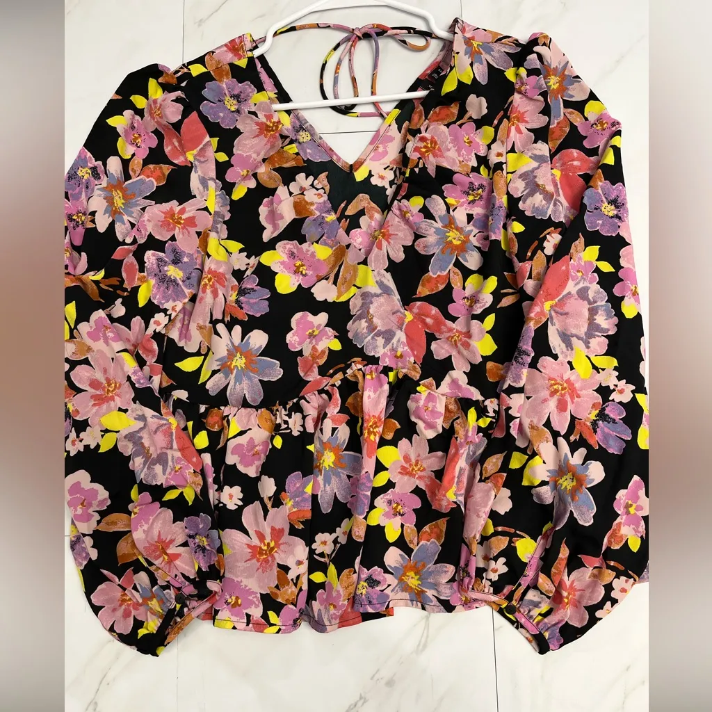 NWT Vero Moda Lucia Long Sleeve Floral Blouse with tie back size M - Image 2