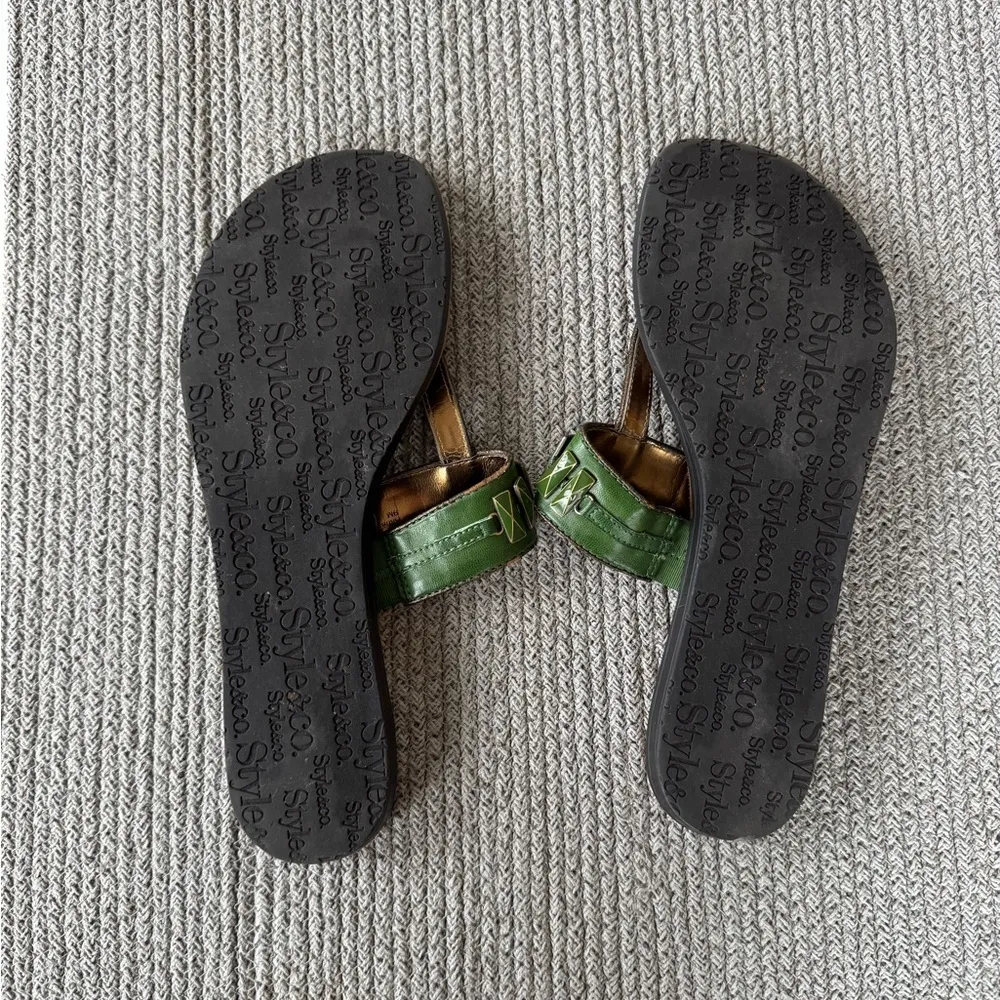 Vtg Y2K 90’s Style & Co. Green Metal Decal Embellished T Strap Flat Sandals Sz 9 - Image 7
