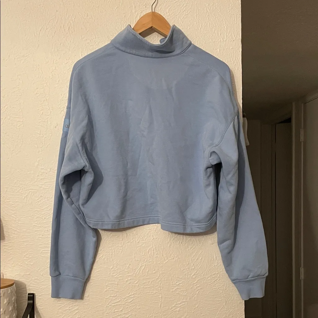 ALO Yoga Light Blue High-Collar Sweatshirt Size Medium - Image 4