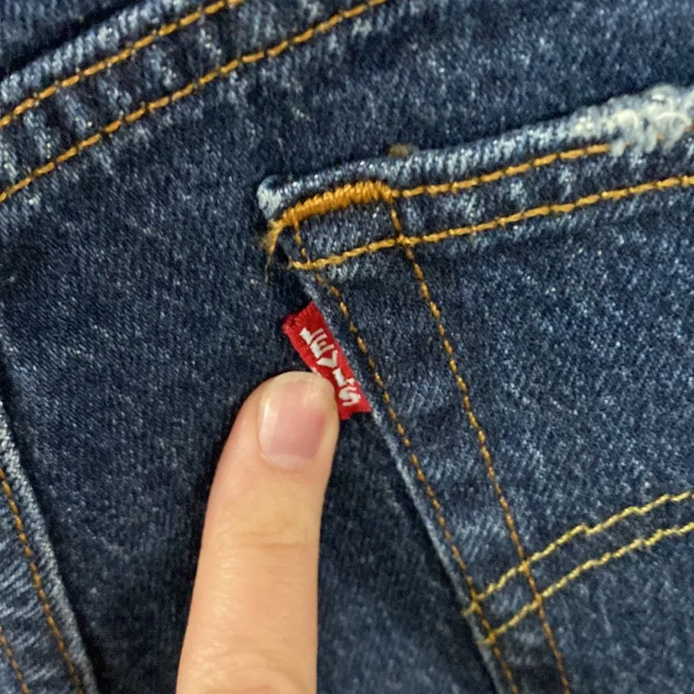 Levi’s Premium 501 High-Rise Distressed mini Shorts in Salsa Destiny Wash sz 27 - Image 11