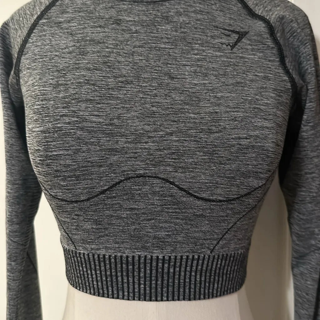 HYPER AMPLIFY LONG SLEEVE CROP TOP in Black Marl/Black - Image 8