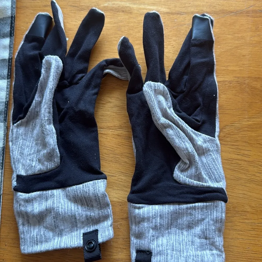 Gray and Black Gloves - Image 3