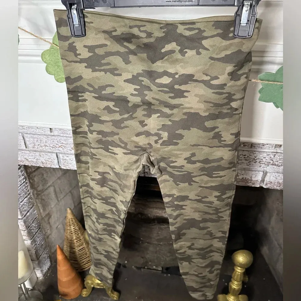 Spanx Look At Me Now Seamless camouflage leggings size Large shape wear - Image 2