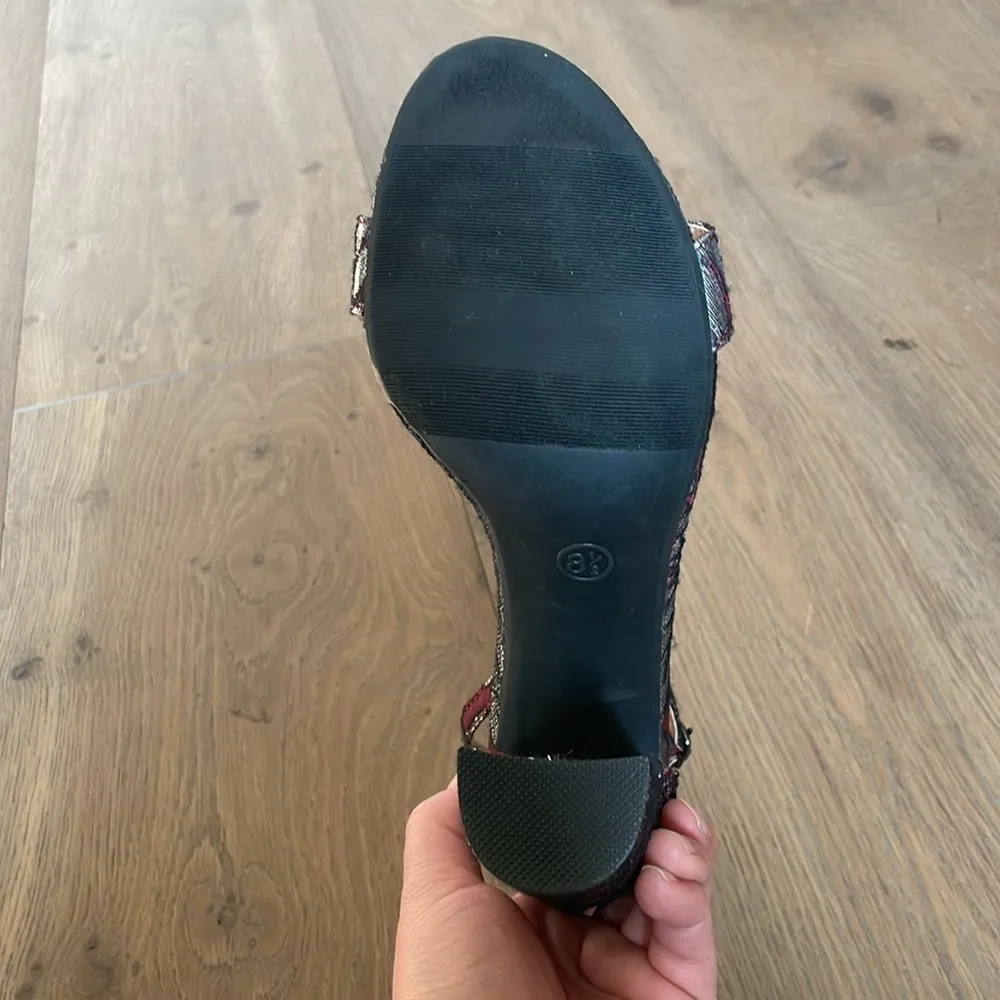 Merona Lulu Burgundy and Silver Floral Brocade Block Heel Size 8.5 - Image 8