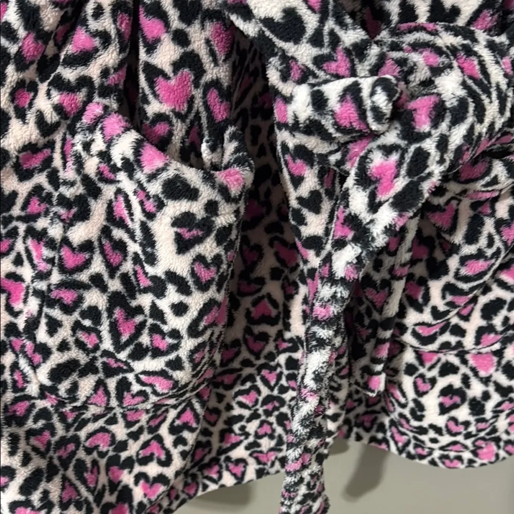 Victoria's Secret Pink Leopard Print Robe - Image 4