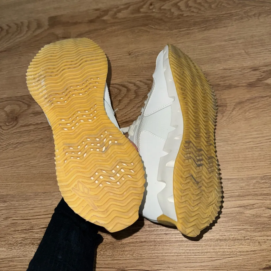 Worn once
no major flaws. Just could be wiped off before use! - Image 4