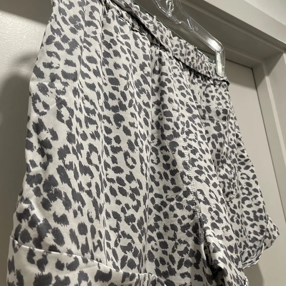 Aerie American Eagle AE White & Grey Leopard Animal Print Paper Bag Shorts - M - Image 8