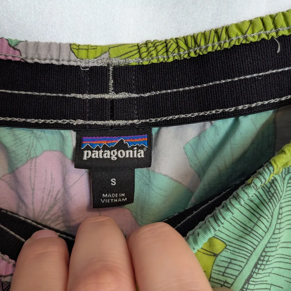 Patagonia Green and Pink Floral Shorts Size Small - Image 3