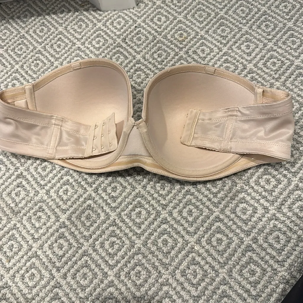 Wacoal nude strapless bra. 36D. Has loops to add straps. EUC - Image 2