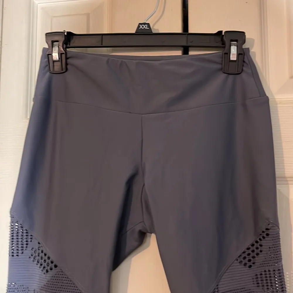 Onzie Honeycomb Gray Cutout Capri Length Workout Yoga Pants or Joggers S M - Image 4