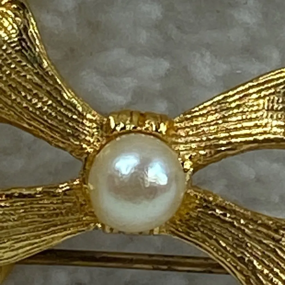 Jewelry Gold Color Pin Brooch Bow on Circle with Faux Pearl on Bow Vintage - Image 3