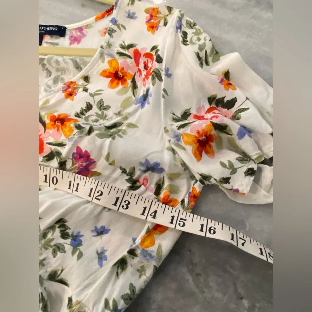 One Clothing Size XS White Floral Short Sleeve Wrap Front Tie Ruffle Hem Top - Image 7
