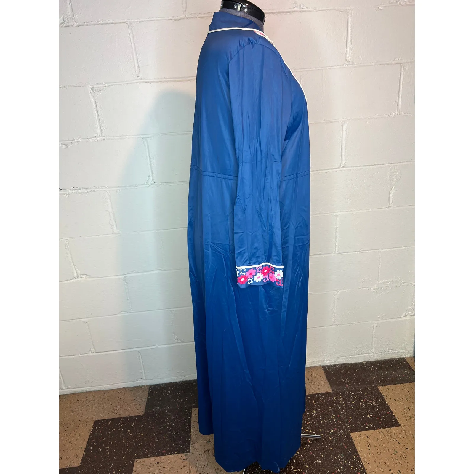 nightgown robe satin button front embroidered White Size L - Image 8