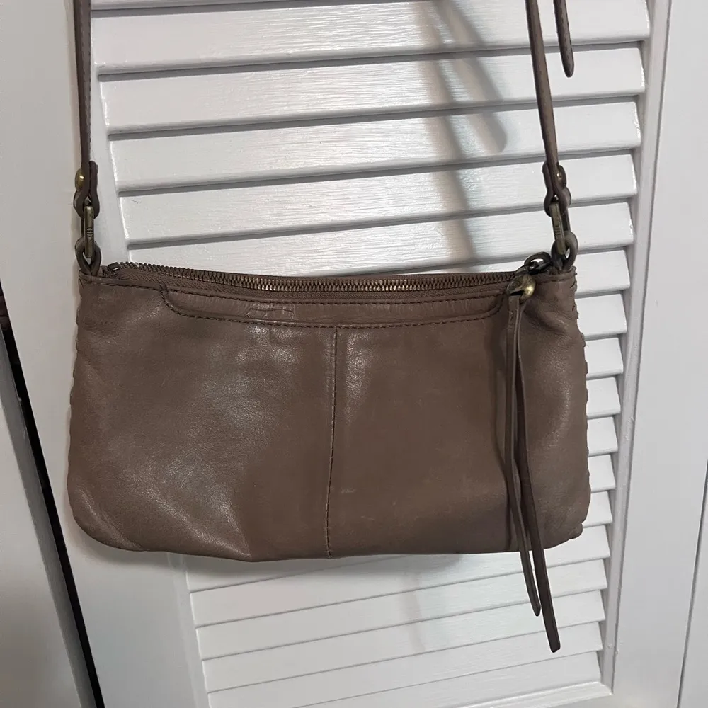 HOBO cross body, taupe color. Zipper top closure with adjustable strap. Tan - Image 2