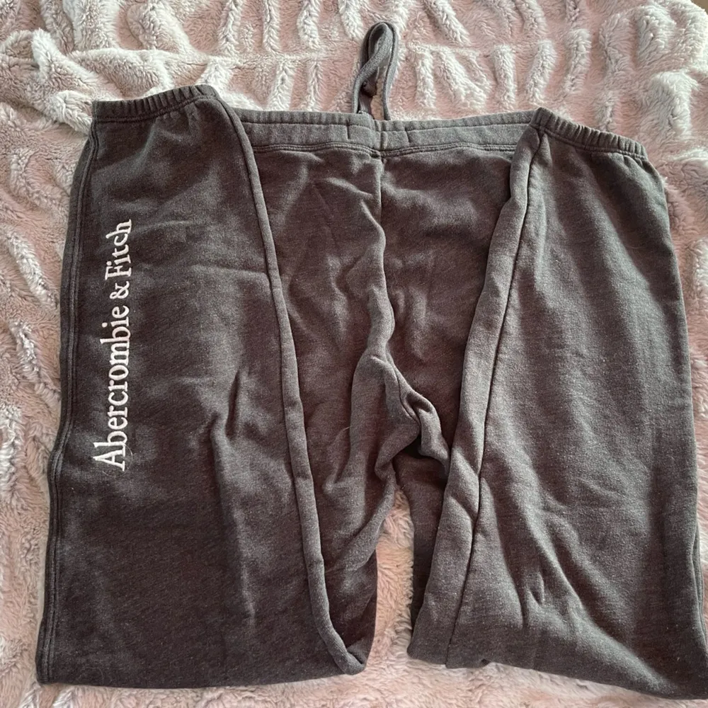 Women's Abercrombie and Fitch sweatpants - Image 3