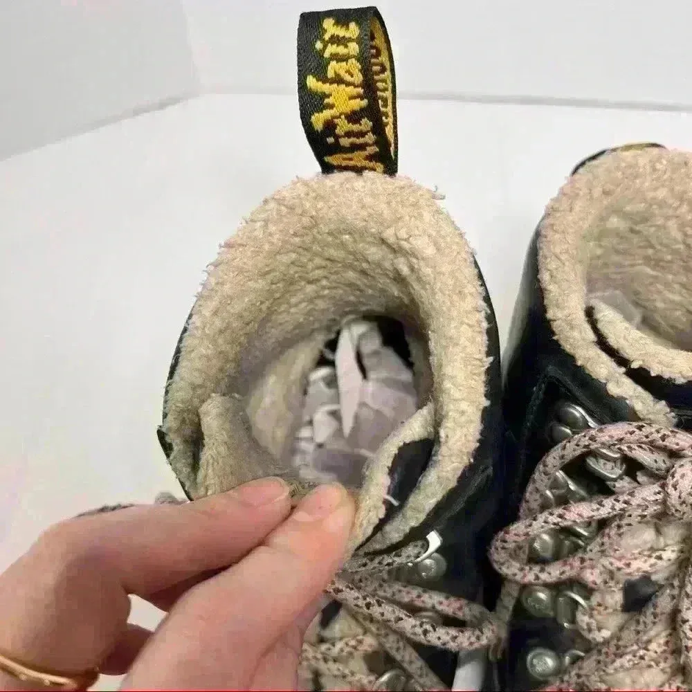 DR.MARTENS Air Wair Womens Combs Wyoming Sherpa Fur Lined Lace Up Boots Sz 6L - Image 7