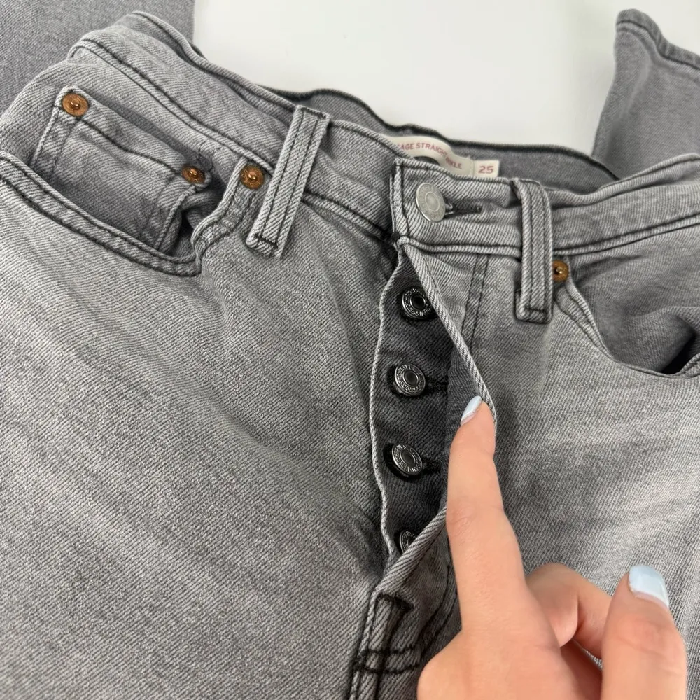 Levi’s Ribcage Straight Gray Jeans - Image 5