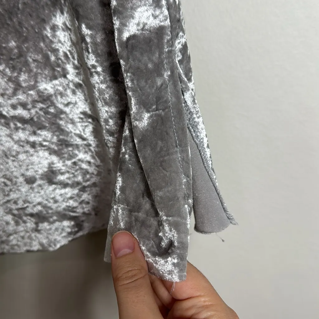 Massini Women’s Crashed Velvet Top Grey Crew neck Short Sleeve Blouse size M - Image 4