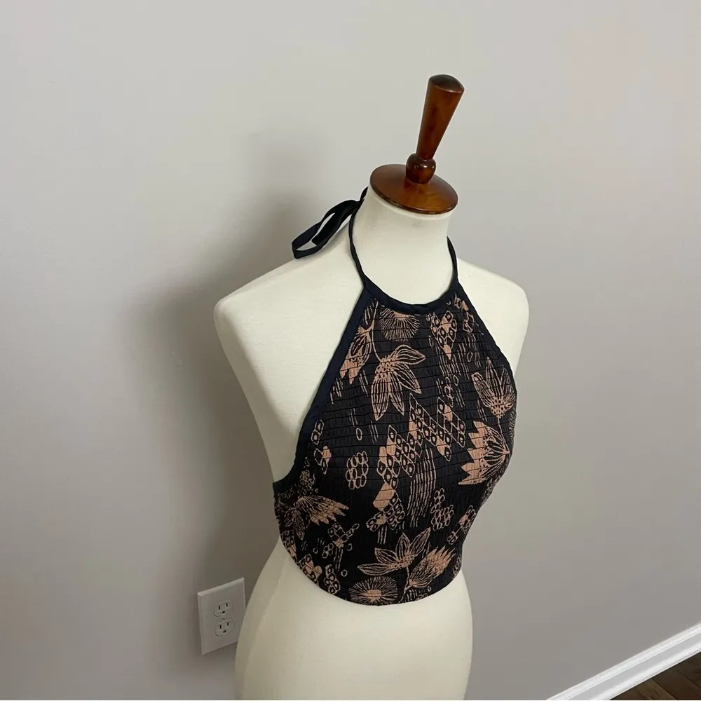 Top Halter Cropped Tie Open Back Backless Floral Print Grey Tan - Image 2