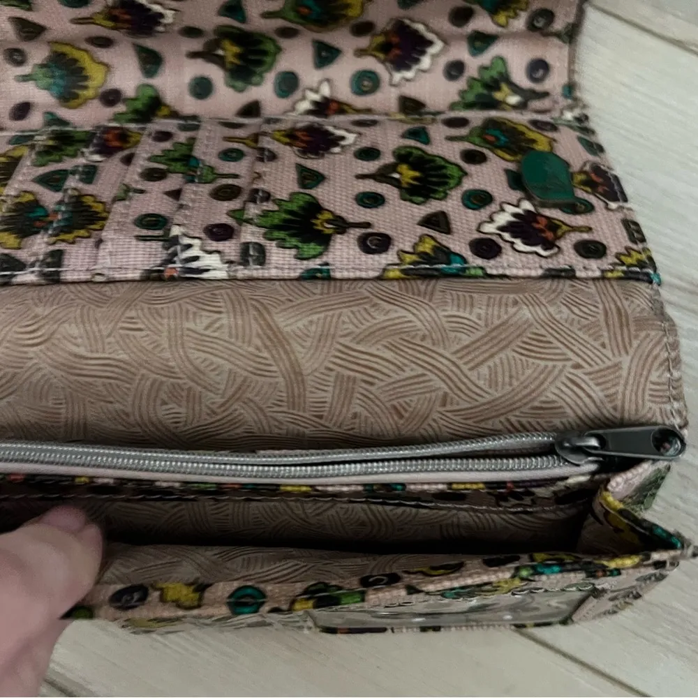 Sakroots vinyl Tri-gold boho wallet - Image 4