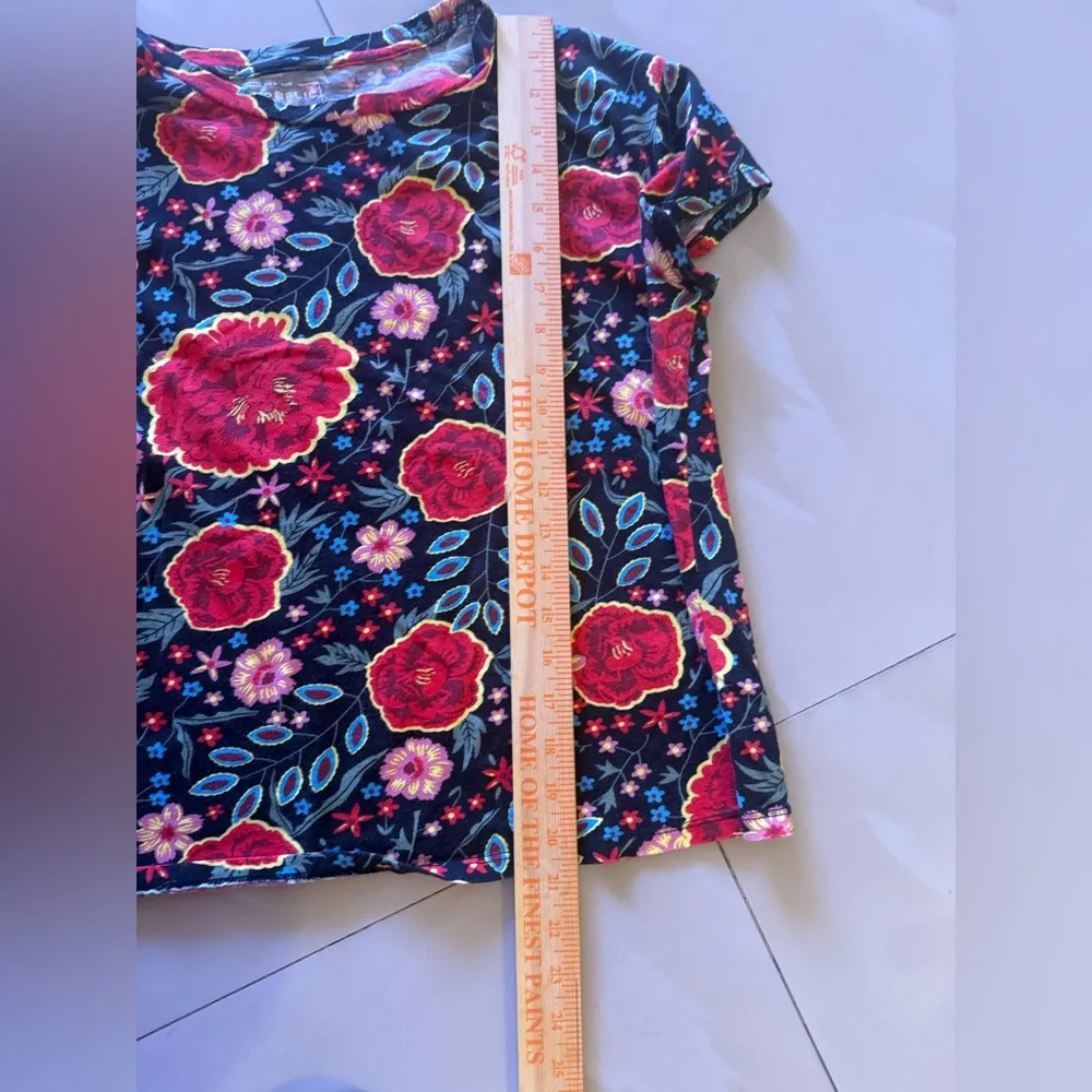short-sleeved t-shirt with an all-over floral print. The shirt features - Image 4