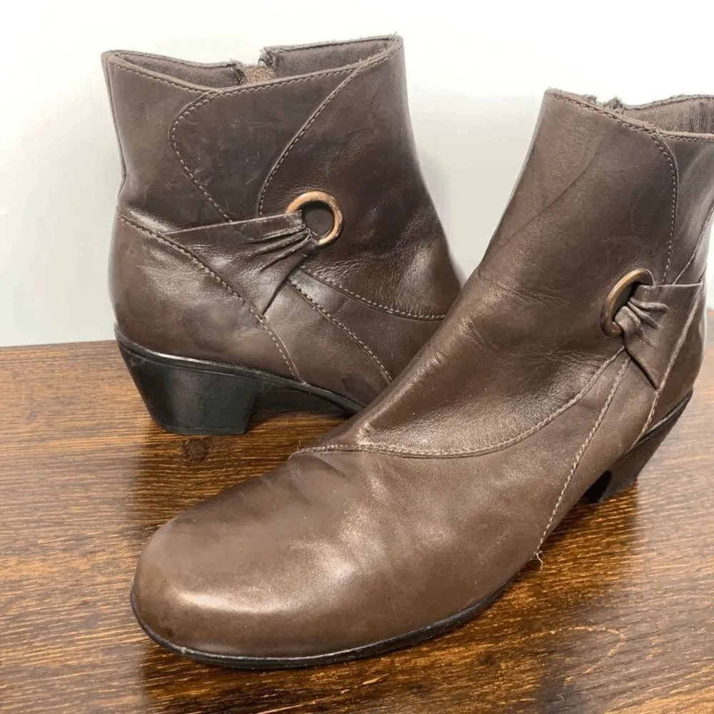 Clarks  Leather Upper Zip Closure Block Heel Ankle Boots Brown Size 9.5M - Image 2