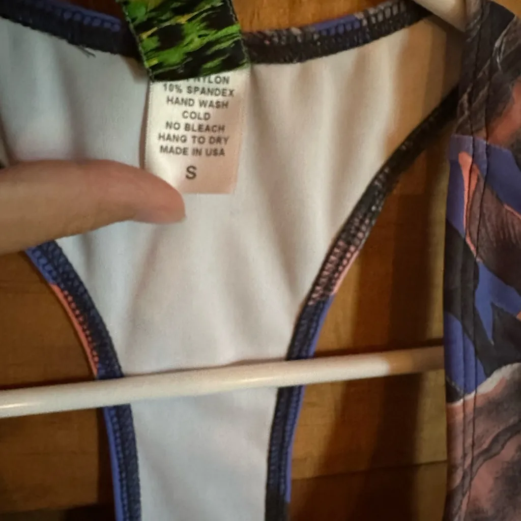 Kortni Jeane swimsuit top! Blue Hawaiian floral racer back top womens size small - Image 3