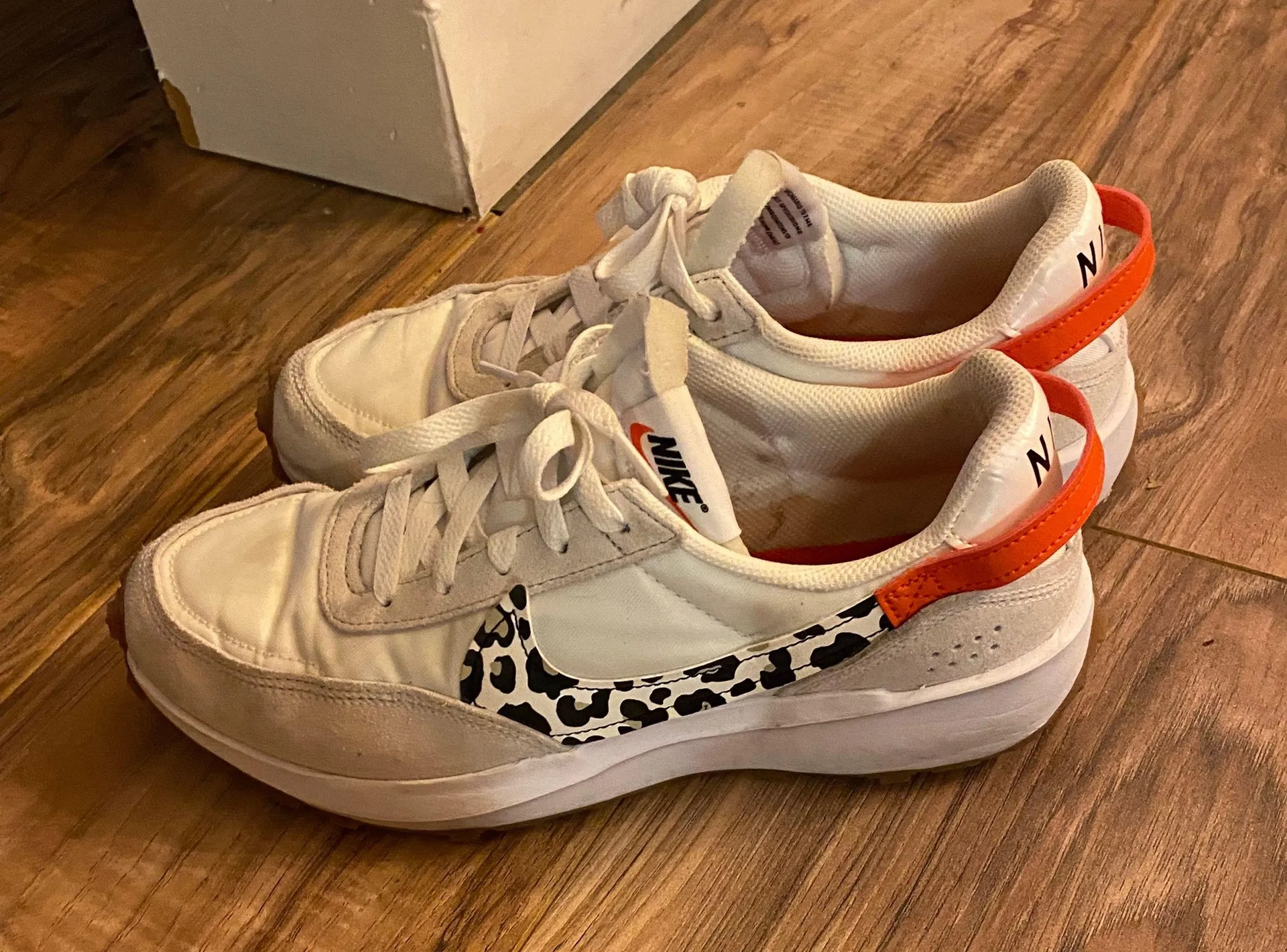 Sneakers Size 8.5 - Image 5