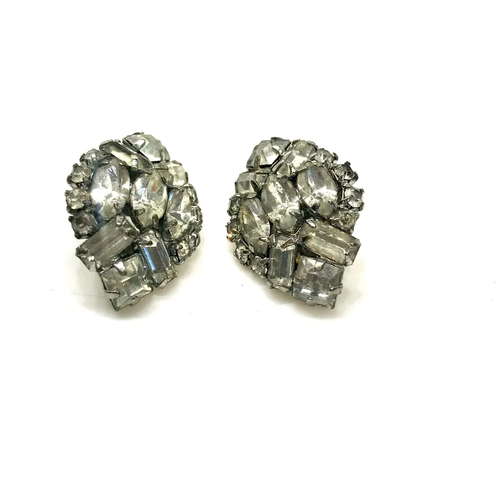 VINTAGE CIRCA 1960'S CLEAR RHINESTONE CLIP ON STYLE FASHION EARRINGS White - Image 6