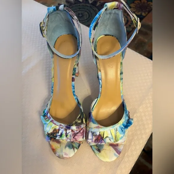 Floral Heels by Bamboo Size 10 - Image 3