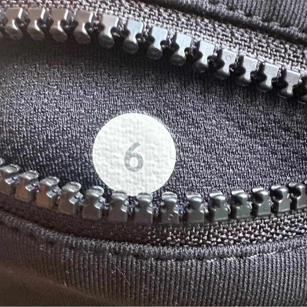 Illumina Crop Leggings in Black Reflective Size 6 - Image 10