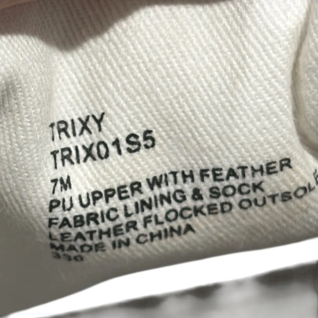 Betsey Johnson Trixy slip-on fashion sneakers white with Pom Pom size 7 - Image 6