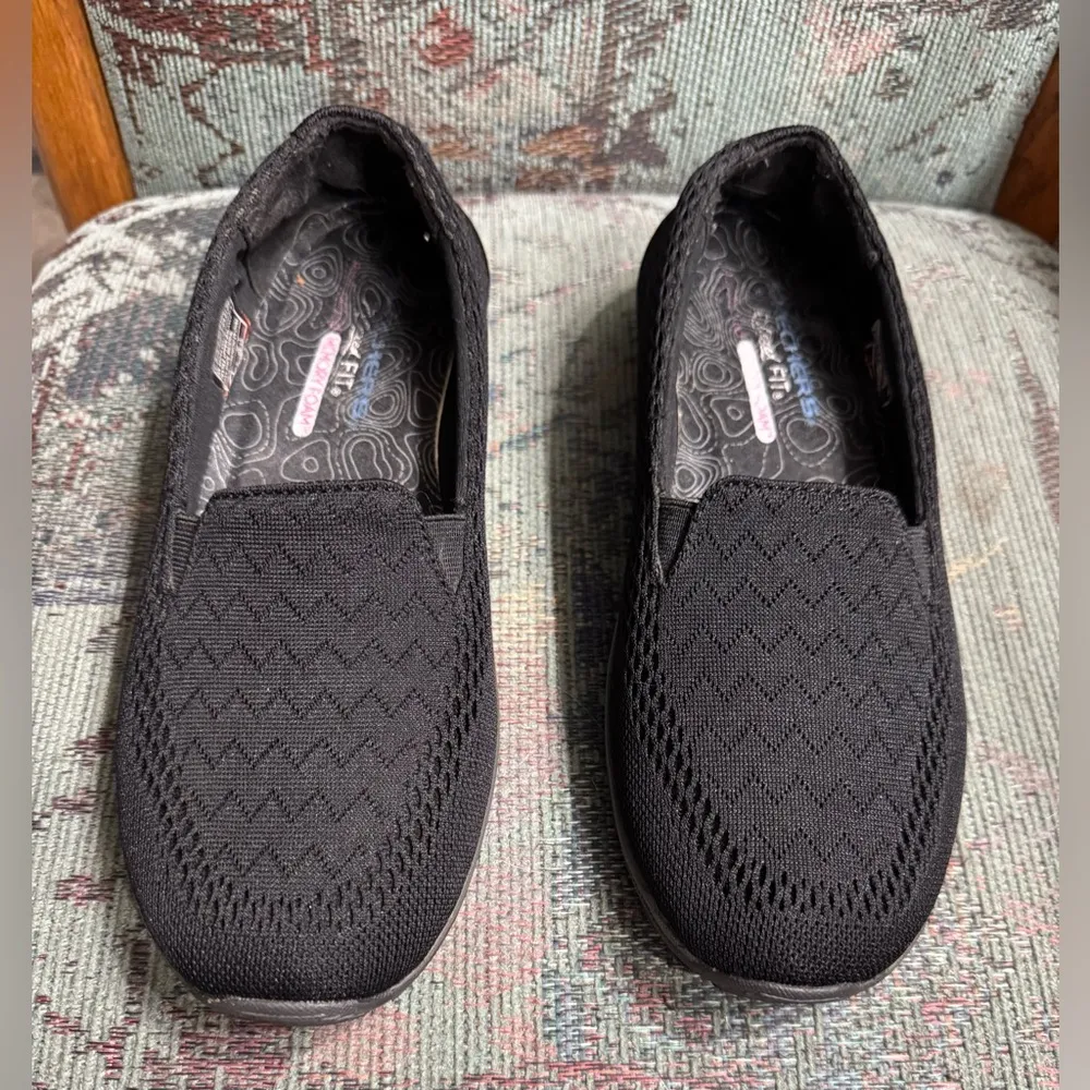 Women’s 7.5 Skechers Black Flats Slip-On Comfort Loafers - Image 2